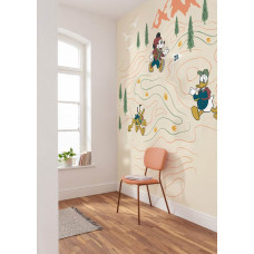 Eine Fototapete mit Mickey Mouse, Pluto und Donald Duck bei einem gemeinsamen Bergabenteuer in einem Kinderzimmer.