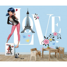 Eine Fototapete mit Marinette als Marienkäfer für das Kinderzimmer.