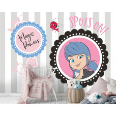 Eine Fototapete mit Marinette als Marienkäfer für das Mädchenzimmer.