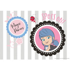 Eine Fototapete mit Marinette in ihrem Marienkäfer-Outfit, die ihre magischen Kräfte vor einem bunten Hintergrund hervorhebt.