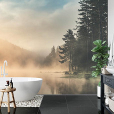 Eine beruhigende Fototapete mit einem nebligen See und einer bewaldeten Landschaft, geeignet für ein Badezimmer.