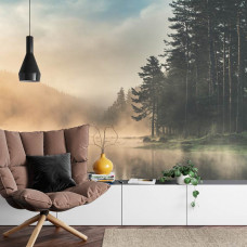 Eine beruhigende Fototapete mit Nebel, Bergen und einer ruhigen natürlichen Umgebung, ideal für ein Wohnzimmer.