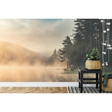 Eine bezaubernde Fototapete mit einer nebligen Seenlandschaft mit Wald und Bergen, perfekt für ein Wohnzimmer.