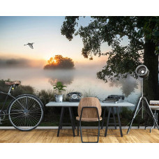 Eine Fototapete mit einer ruhigen Landschaft von Nebel über Wasser, perfekt für ein Büro.