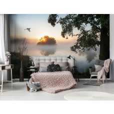 Eine Fototapete mit einer mystischen Nebellandschaft über einem See, ideal für ein Schlafzimmer.