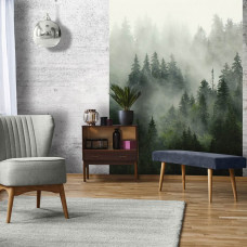 Eine Fototapete mit einer nebligen Waldlandschaft für den Wohnraum.