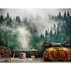 Eine Fototapete mit einem nebligen Bergwald mit Kiefern, speziell für ein Schlafzimmer.