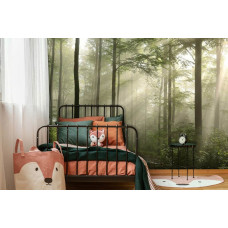 Fototapete mit einem stillen Wald im Morgennebel, verwendet in einem Kinderzimmer.