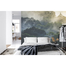 Eine Fototapete mit einem in Nebel gehüllten Waldparadies, abgebildet in einem Schlafzimmer.