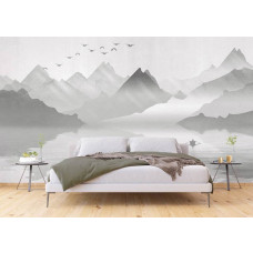 Ein Fototapet von nebligen Bergen bei einem See in einem Schlafzimmer.