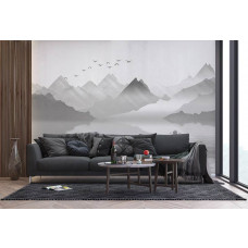 Ein Fototapet von nebligen Bergen bei einem See in einem Wohnzimmer mit Vliesbehang.