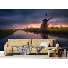 Ein Fototapet von Mühlen bei Sonnenuntergang entlang eines Flusses in einem Schlafzimmer.