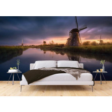 Ein Fototapet von Mühlen bei Sonnenuntergang entlang eines Flusses in einem Schlafzimmer.