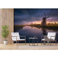 Ein Fototapet von Mühlen bei Sonnenuntergang entlang eines Flusses in einem Wohnzimmer mit Vliesbehang.