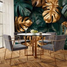 Fototapete mit Monstera Blättern in Grün und Gold in einer Küche mit luxuriöser und moderner Ausstrahlung.