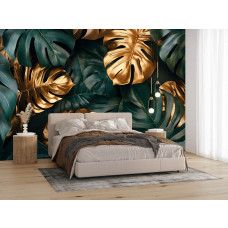 Fototapete mit Monstera Blättern in Grün und Gold in einem Schlafzimmer mit luxuriöser Ausstrahlung.