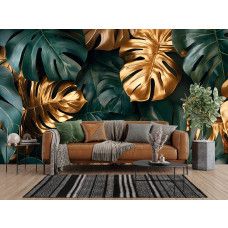 Fototapete mit Monstera Blättern in Grün und Gold an der Wand eines stilvollen Wohnzimmers.