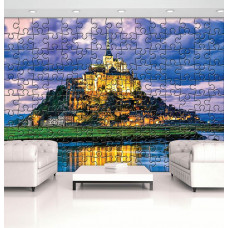 Eine Fototapete des Mont Saint-Michel mit einem künstlerischen Look, geeignet für ein Wohnzimmer.