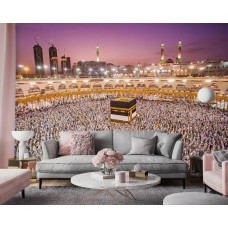 Eine Fototapete von muslimischen Pilgern während des Tawaaf um die Kaaba in einem Wohnzimmer.