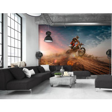 Eine Fototapete mit einem Motocross-Fahrer in Aktion in der Wüste im Wohnraum.