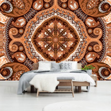 Eine Fototapete mit einem Mzaļek-Muster in Orangetönen für das Schlafzimmer.