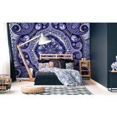 Eine Fototapete mit einem lila abstrakten Mzaļek-Muster im Kunststil für das Schlafzimmer.