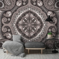 Eine Fototapete mit abstraktem Mzaļek-Muster in schwarz-weiß für das Schlafzimmer.