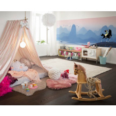 eine Fototapete mit Mulan, die über die Hügel blickt, in einem Kinderzimmer.
