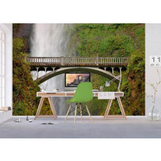 Ein Fototapet von den Multnomah Falls, Oregon, mit einer Brücke und einem Wasserfall in einem Büro mit Airtex.