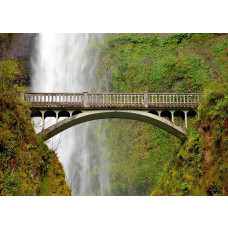 Ein Fototapet von den Multnomah Falls, Oregon, mit einer Brücke und einem Wasserfall.