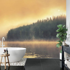 Eine stimmungsvolle Fototapete mit einem See und Wald im Nebel, perfekt für ein Badezimmer.