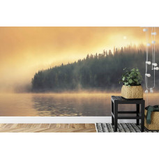 Eine Fototapete mit einem geheimnisvollen See und Wald, ideal für eine Küche.