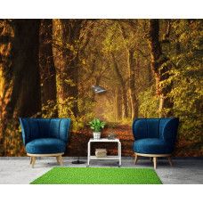Ein Wohnzimmer mit einer Fototapete von einem Waldweg zwischen hohen Bäumen, der scheinbar endlos weitergeht, mit einem tunnelartigen Effekt, der eine beeindruckende 3D-Perspektive schafft.