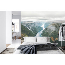 Ein Fototapete mit einer friedlichen Darstellung des Nęrųyfjords, perfekt für ein Schlafzimmer.