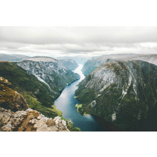 Fototapete des Naeroyfjords in Norwegen, wo Berge und Fluss in einer unberührten Naturlandschaft zusammentreffen.