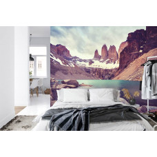 Eine Fototapete mit den beeindruckenden Bergen des Torres del Paine Nationalparks, perfekt für ein Schlafzimmer.