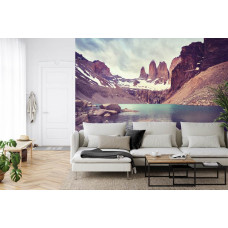 Eine Fototapete mit der atemberaubenden Landschaft von Torres del Paine in Chile, perfekt für ein Wohnzimmer.