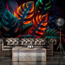 Eine Fototapete mit neonfarbenen Dschungelblättern und Monstera-Pflanzen im tropischen Stil, ideal für ein Wohnzimmer.