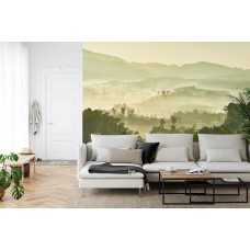 Ein inspirierendes Fototapete von einem friedlichen Nebel über einem Wald und Bergen, ideal für ein Wohnzimmer.