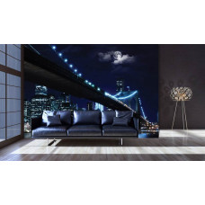 Eine Fototapete der Brooklyn Bridge in New York bei Nacht für das Wohnzimmer.