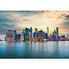 Fototapete New York Skyline bei Sonnenuntergang mit Wolkenkratzern und Spiegelung im Wasser.