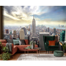 Eine Fototapete mit der ikonischen Skyline von New York in einem Wohnzimmer.