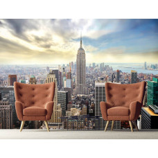 Eine Fototapete mit der Skyline von New York mit hohen Wolkenkratzern und städtischen Gebäuden in einem Wohnzimmer.