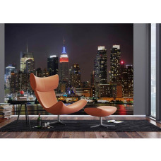 Fototapete der New Yorker Skyline bei Nacht und den beleuchteten Wolkenkratzern in einem Wohnzimmer.