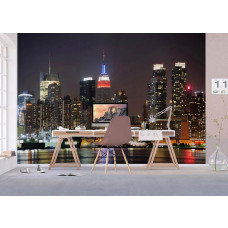 Ein Büro mit einer Fototapete der New Yorker Skyline bei Nacht und den beleuchteten Wolkenkratzern.