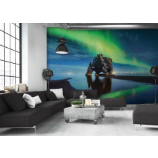 Eine Fototapete mit Nordlicht über einem See mit Felsen und Blick auf die Landschaft für das Wohnzimmer.