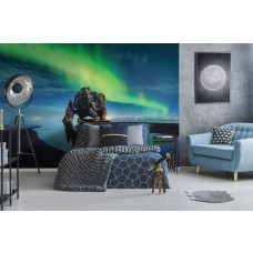 Eine Fototapete mit Nordlicht über einem See mit Felsen und Blick auf die Landschaft für das Schlafzimmer.