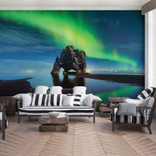 Eine Fototapete mit Nordlicht über einem See mit Felsen und Blick auf die Landschaft für das Wohnzimmer.