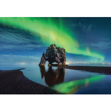 Fototapete mit Nordlicht und Polarlicht, Blick auf einen See mit Felsen.