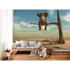 Eine Fototapete mit einem Elefanten unter einem einsamen Baum in einer Wüstenlandschaft, passend für ein warmes Wohnzimmer.
